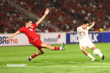 Đội tuyển Việt Nam (áo trắng) sẽ đối đầu với đội tuyển Indonesia ở vòng bảng ASEAN Cup 2026. (Ảnh: Việt Anh/Vietnam+)