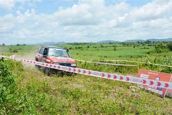 Các đội đua chính thức bước vào cuộc tranh tài đầu tiên sau lễ khai mạc. (Ảnh: Hoài Thu/TTXVN)