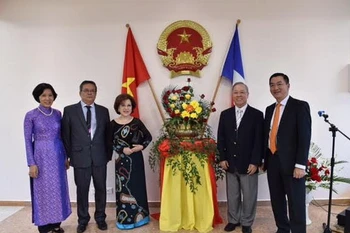 Ông Hoàng Minh Sơn (ngoài cùng bên phải) và ông Dinh Jean-Pierre (thứ hai từ trái sang) trong lễ khai trương Lãnh sự quán danh dự Việt Nam tại New Caledonia. (Ảnh: Khánh Linh/Vietnam+)