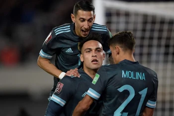 Vòng loại World Cup 2022: Argentina thắng nhọc, Chile tăng tốc