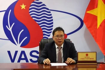 Ông Châu Văn Minh nhận HCB của Viện Hàn lâm Khoa học Quốc gia Belarus