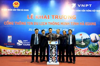 Đại diện lãnh đạo UBND tỉnh Hà Giang và tập đoàn VNPT nhấn nút khai trương Cổng thông tin du lịch thông minh tỉnh Hà Giang.