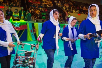 Nhóm nữ sinh Afghanistan chế tạo robot. (Nguồn: AFP)