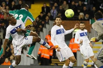 Video Shola Ameobi lập siêu phẩm vào lưới Italy