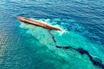 Vết dầu loang từ con tàu bị lật ngoài khơi bờ biển Trinidad & Tobago ngày 10/2/2024. (Ảnh: AFP/TTXVN)