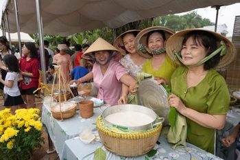 Tiểu thương chuẩn bị những món ăn đơn giản để tham gia phiên chợ và lan tỏa niềm vui, san sẻ khó khăn cho nhiều người. (Ảnh: Minh Phú/TTXVN)