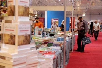 Khách tham quan Hội chợ Sách Quốc tế Baghdad, Iraq, ngày 19/9/2023. (Ảnh: THX/TTXVN)