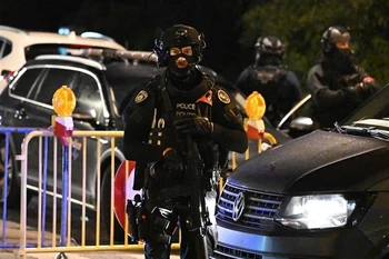 Cảnh sát phong tỏa hiện trường vụ nổ súng ở thủ đô Brussels, Bỉ tối 16/10/2023. (Ảnh: AA/TTXVN)