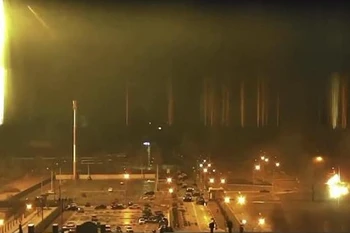 Nhà máy điện hạt nhân Zaporizhzhia ở Energodar, Ukraine, bị trúng đạn pháo ngày 4/3/2022. (Ảnh: AFP/TTXVN) 