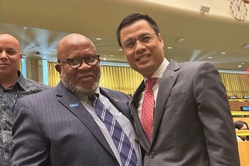 Đại sứ Đặng Hoàng Giang, Trưởng Phái đoàn đại diện thường trực Việt Nam tại Liên hợp quốc chúc mừng tân Chủ tịch Đại Hội đồng Khóa 78, Đại sứ Dennis Francis, Trưởng Phái đoàn thường trực Trinidad và Togago tại Liên hợp quốc. (Ảnh: TTXVN phát)