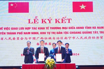 Ký kết Bản ghi nhớ về giao lưu hợp tác kinh tế, thương mại giữa tỉnh Hà Nam và thành phố Nam Ninh. (Ảnh: Thanh Tuấn/TTXVN)