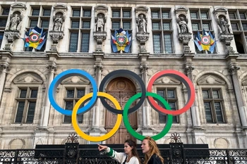 Biểu tượng Olympic tại Paris, Pháp. (Ảnh: AFP/TTXVN)