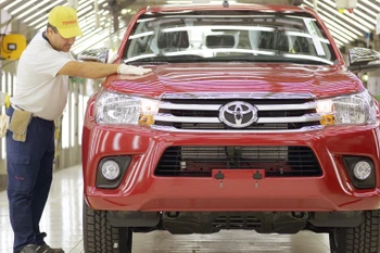 Bên trong một nhà máy sản xuất ôtô của Toyota ở Argentina. (Nguồn: impulsonegocios.com)