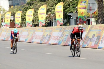 Vận động viên tăng tốc tại chặn đua cá nhân tính điểm. (Ảnh: Văn Đức/TTXVN)