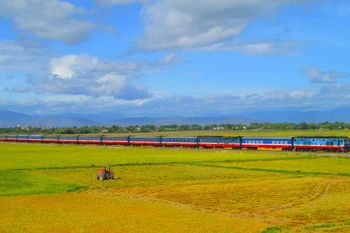 Tuyến đường sắt Lào Cai-Hà Nội-Hải Phòng-Quảng Ninh được đầu tư sẽ thúc đẩy năng lực vận tải. (Ảnh: PV/Vietnam+)