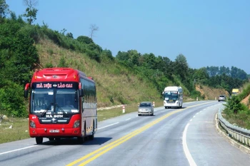 Phương tiện lưu thông trên tuyến cao tốc đoạn Yên Bái-Lào Cai có quy mô 2 làn xe. (Ảnh: Việt Hùng/Vietnam+)