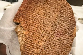 Phiến đất sét khắc sử thi Gilgamesh được bán với giá 1,67 triệu USD cho chuỗi thủ công mỹ nghệ Hobby Lobby để trưng bày tại Bảo tàng Kinh thánh ở Washington (Mỹ). (Nguồn: washingtonpost.com)