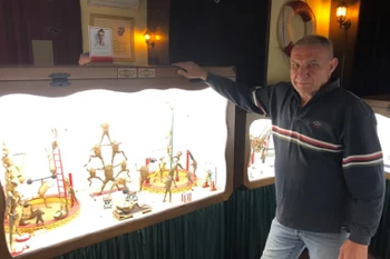 Ivan Medvesek đứng trong bảo tàng Froggyland của mình. (Nguồn: npr.org)