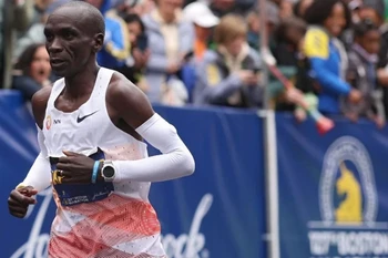 Vận động viên Kenya Eliud Kipchoge cán đích đầu tiên trong cuộc thi marathon điền kinh nam tại Olympic Tokyo 2020. (Ảnh: THX/TTXVN)