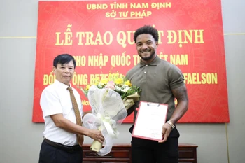 Sau khi nhập tịch Việt Nam thành công, tiền đạo Nguyễn Xuân Son (phải) có thể chuyên tâm vào nhiệm vụ "phá lưới" đối phương. (Ảnh: Thép Xanh Nam Định)