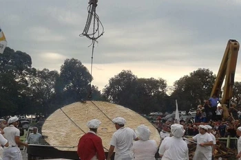 Chiếc bánh rán có đường kính lên tới 3,72 m. (Nguồn: elpais.com.uy)