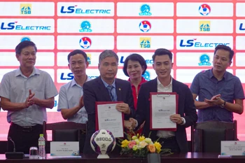 Ông Dương Nghiệp Khôi, Tổng Thư ký Liên đoàn Bóng đá Việt Nam (trái) và ông Trần Anh Minh, Tổng giám đốc Công ty TNHH Thương mại Thiết bị điện Thái Sơn Bắc ký kết hợp tác tài trợ cho Giải Bóng đá Nữ Vô địch Quốc gia 2023. (Ảnh: Việt Anh/Vietnam+)