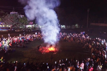 Lễ hội nhảy lửa của người Pà Thẻn ở Hà Giang. (Ảnh: Vietnam+)