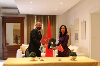 Thứ trưởng Lê Thị Thu Hằng và Bộ trưởng Lucca Beccari trao đổi Bản ghi nhớ. (Ảnh: Thanh Hải-Trường Dụy/TTXVN)