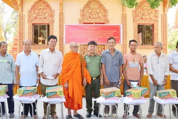 Hòa thượng Hữu Hinh thường xuyên phối hợp với lực lượng công an và các đơn vị, địa phương thực hiện tốt công tác an sinh xã hội. (Ảnh: Trọng Nguyễn/TTXVN phát)