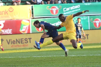 LPBank Hoàng Anh Gia Lai dồn toàn lực tấn công hòng tìm kiếm bàn thắng.