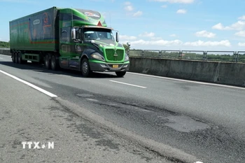 Một đoạn tuyến đường cao tốc Đà Nẵng-Quảng Ngãi bị bong bật mặt đường. (Ảnh: TTXVN)