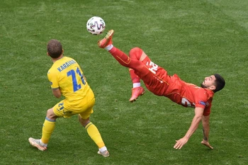 Pha tranh bóng giữa cầu thủ Bắc Macedonia Daniel Avramovski (phải) và Oleksandr Karavaev của Ukraine trong trận đấu bảng C, Vòng chung kết EURO 2020, tại Bucharest, Romania, ngày 17/6/2021. (Ảnh: AFP/TTXVN)