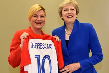 Tổng thống Croatia Kolinda Grabar-Kitarovic tặng áo đấu có tên Thủ tướng Anh Theresa May bên lề Hội nghị Thượng đỉnh NATO (Nguồn: Express)