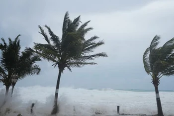 Sóng lớn và gió mạnh khi bão Beryl quét qua Hastings, Barbados, ngày 1/7/2024. (Ảnh: AP/TTXVN)