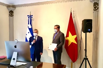 Đại sứ Nguyễn Hoài Dương (bên trái) phát biểu tại Lễ trình Quốc thư trực tuyến. (Ảnh: Nguồn Đại sứ quán-TTXVN/phát)