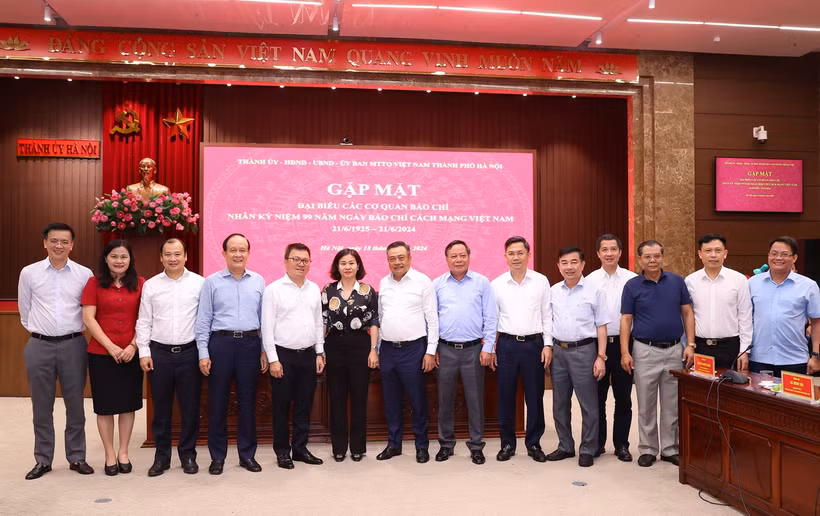Lãnh đạo thành phố Hà Nội với đại biểu các cơ quan báo chí Trung ương và Hà Nội tại buổi gặp mặt. (Ảnh: Văn Điệp/TTXVN)