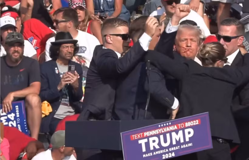 Ông Donald Trump được mật vụ Mỹ hộ tống khỏi sân khấu của sự kiện vận động tranh cử tại bang Pennsylvania sau khi xảy ra vụ nổ súng, ngày 13/7/2024. (Ảnh: THX/TTXVN)