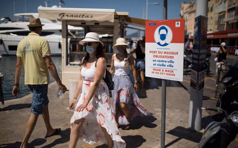 Người dân và du khách bắt buộc phải đeo khẩu trang tại khu nghỉ dưỡng Saint-Tropez. (Nguồn: AFP)