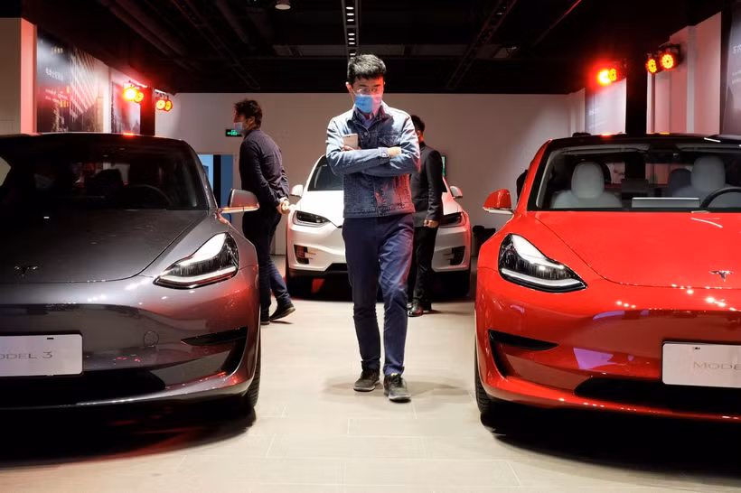 Người dân tham khảo tại một showroom ôtô ở Thượng Hải, Trung Quốc. (Nguồn: Reuters)