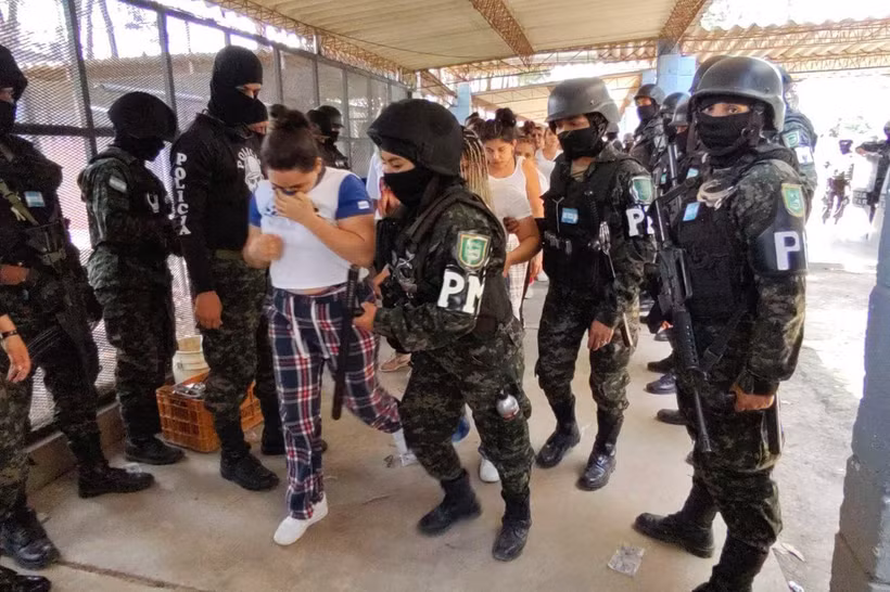 Binh sĩ Honduras tiếp quản nhà tù ở Tamara, cách thủ đô Tegucigalpa 25km về phía bắc, ngày 26/6/2023. (Ảnh: AFP/TTXVN)