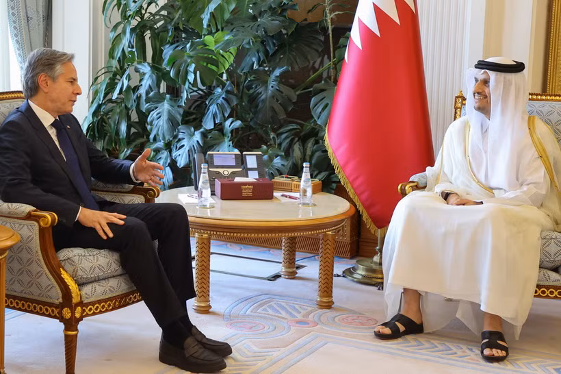 Ngoại trưởng Mỹ Antony Blinken (trái) và Thủ tướng Qatar Sheikh Mohammed bin Abdulrahman Al-Thani tại cuộc gặp ở Doha ngày 12/6/2024 để thảo luận về cuộc xung đột tại Gaza. (Ảnh: AFP/TTXVN)