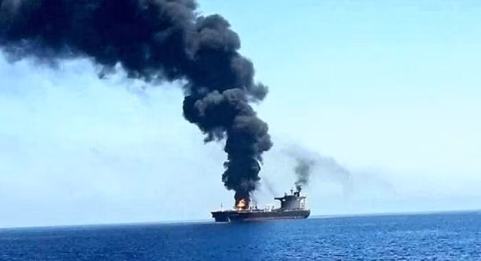 Tàu chở hàng bị lực lượng Houthi tấn công ngoài khơi Hodeidah, Yemen. (Ảnh: IRNA/TTXVN)