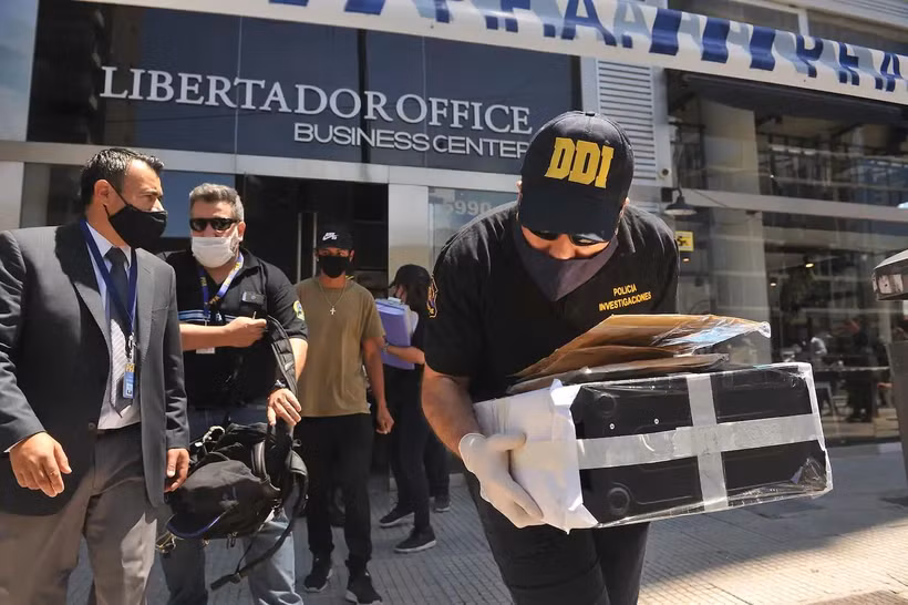 Cảnh sát thu giữ hồ sơ y tế của huyền thoại bóng đá thế giới Diego Maradona. (Ảnh: EPA)