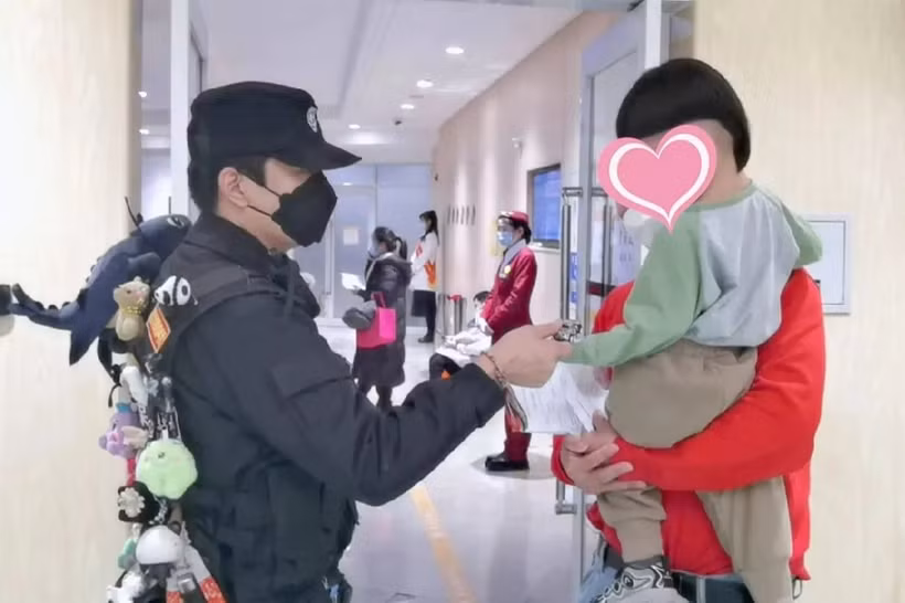 Các bệnh nhi thường nín khóc khi nhìn thấy bộ sưu tập đồ chơi treo trên đồng phục của người bảo vệ. (Nguồn: SCMP)