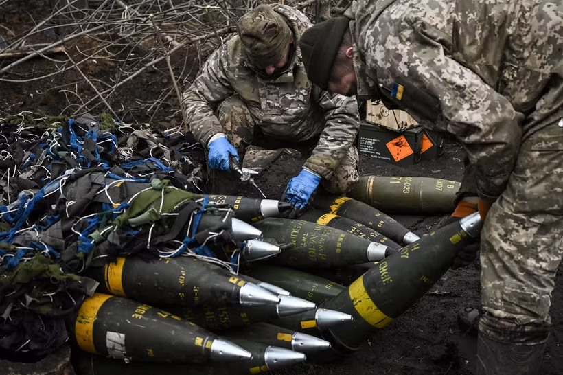 Binh sỹ Ukraine lắp đầu đạn pháo tại Bakhmut ngày 11/3/2023. (Ảnh: AFP)
