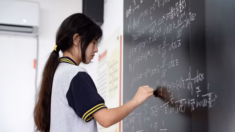 Việc một sinh viên trường hướng nghiệp lại giành thành tích cao trong cuộc thi Toán ở Trung Quốc đã khiến mọi người bất ngờ. (Nguồn: Mạng xã hội X)