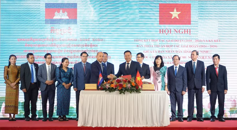 Lễ ký kết và trao Bản thỏa thuận hợp tác giai đoạn 2024-2029 giữa UBND tỉnh Tây Ninh với Ban Hành chính tỉnh Svay Rieng và Prey Veng (Campuchia). (Ảnh: Minh Phú/TTXVN)