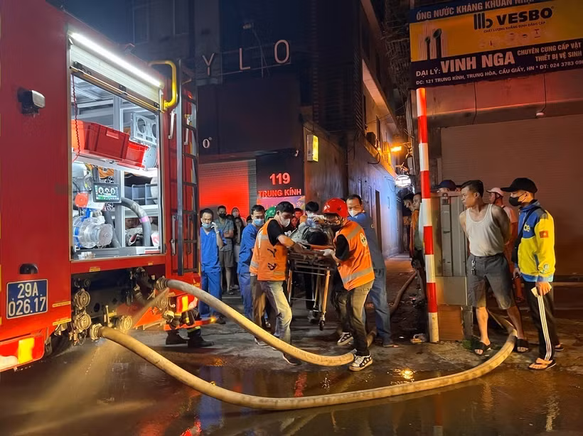 Vụ cháy nhà trọ ở phường Trung Hòa, quận Cầu Giấy, Hà Nội ngày 24/5/2024. (Ảnh: TTXVN phát)
