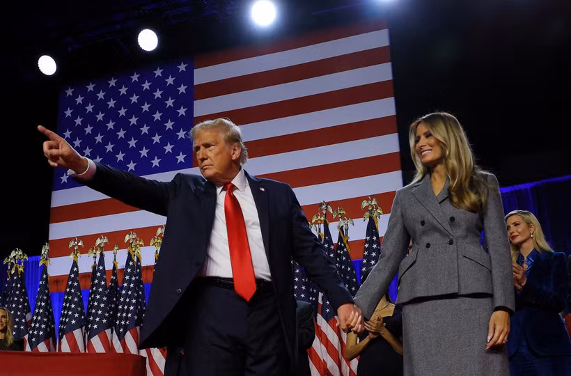 Ông Donald Trump và vợ ăn mừng chiến thắng tại Trung tâm Hội nghị Palm Beach, bang Florida, ngày 6/11/2024. (Ảnh: REUTERS)