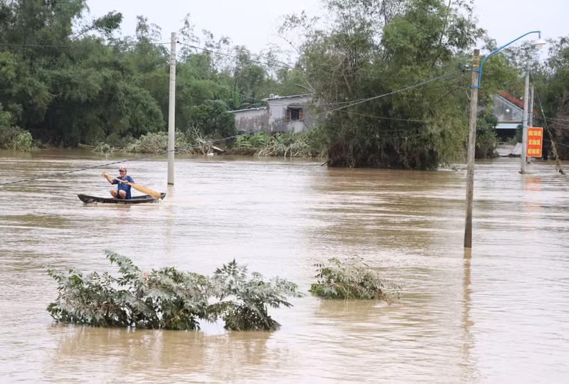 Nước lũ làm ngập sâu, gây chia cắt, cô lập nhiều địa phương huyện Tuy An, Phú Yên. (Ảnh: Phạm Cường/TTXVN)